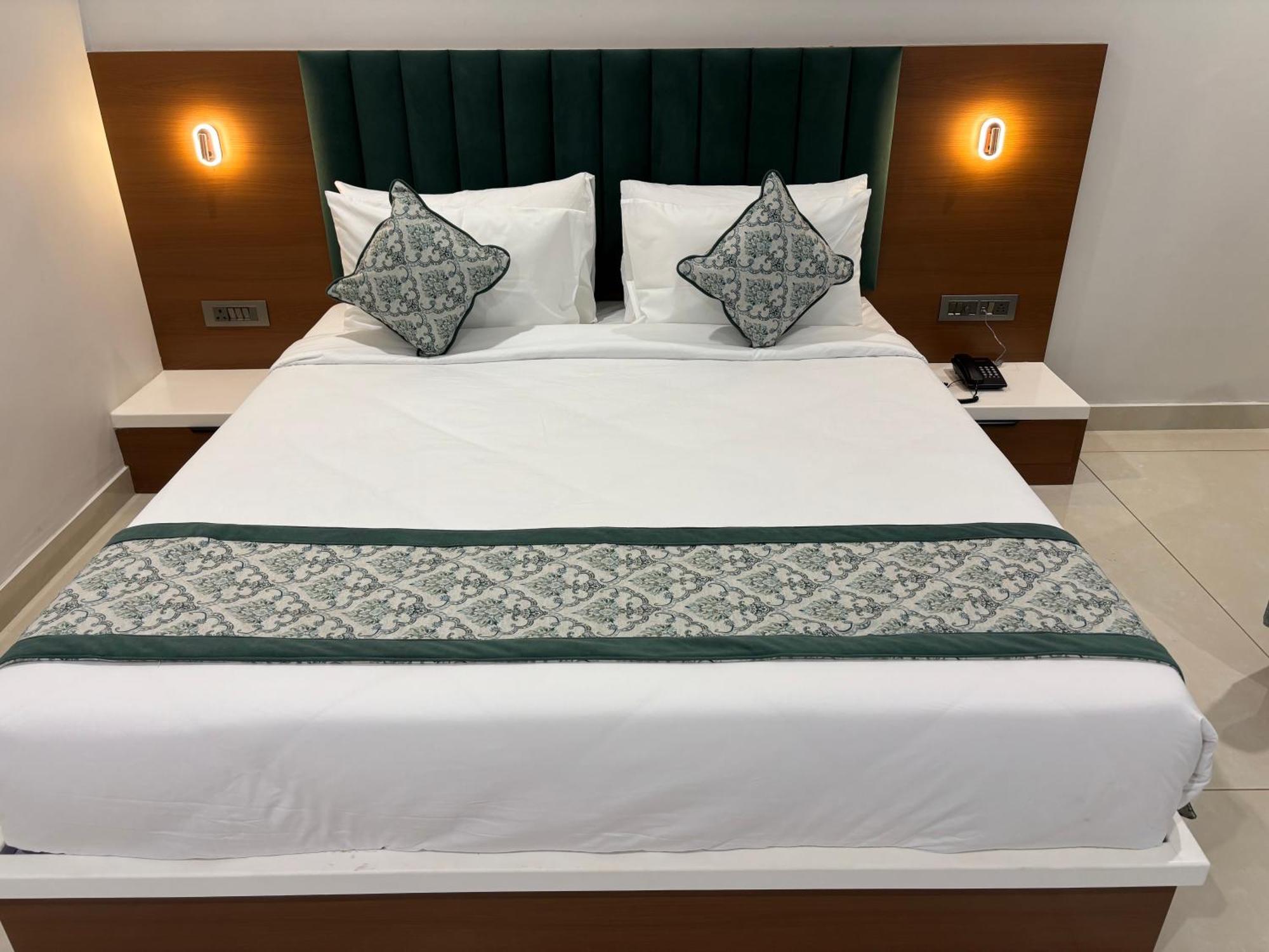 Jhunjhunu Hotel The Crown Inn מראה חיצוני תמונה