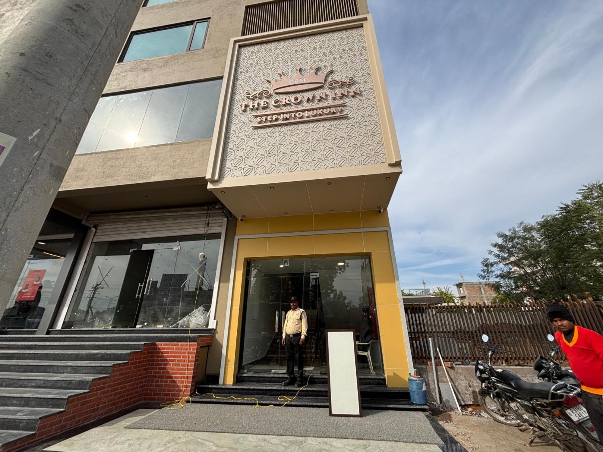 Jhunjhunu Hotel The Crown Inn מראה חיצוני תמונה